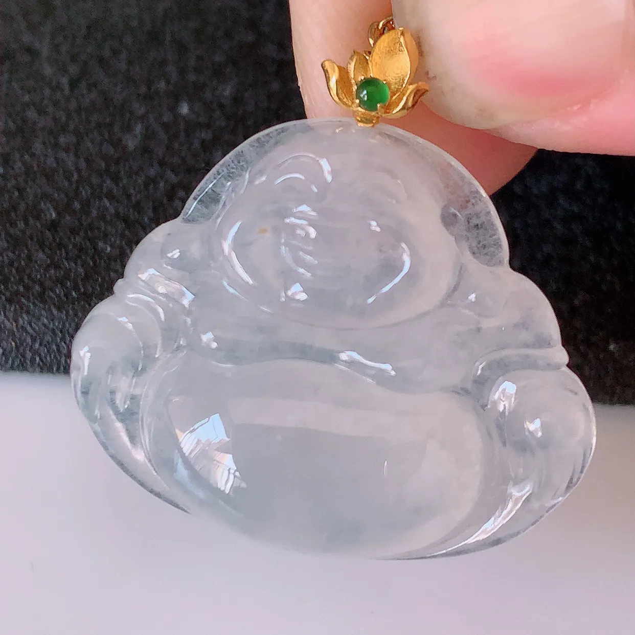 自然光实拍，18K金镶嵌冰种翡翠佛公吊坠，玉笑佛，饱满，开脸喜庆，品佳品，配戴优雅迷人！#41.13
