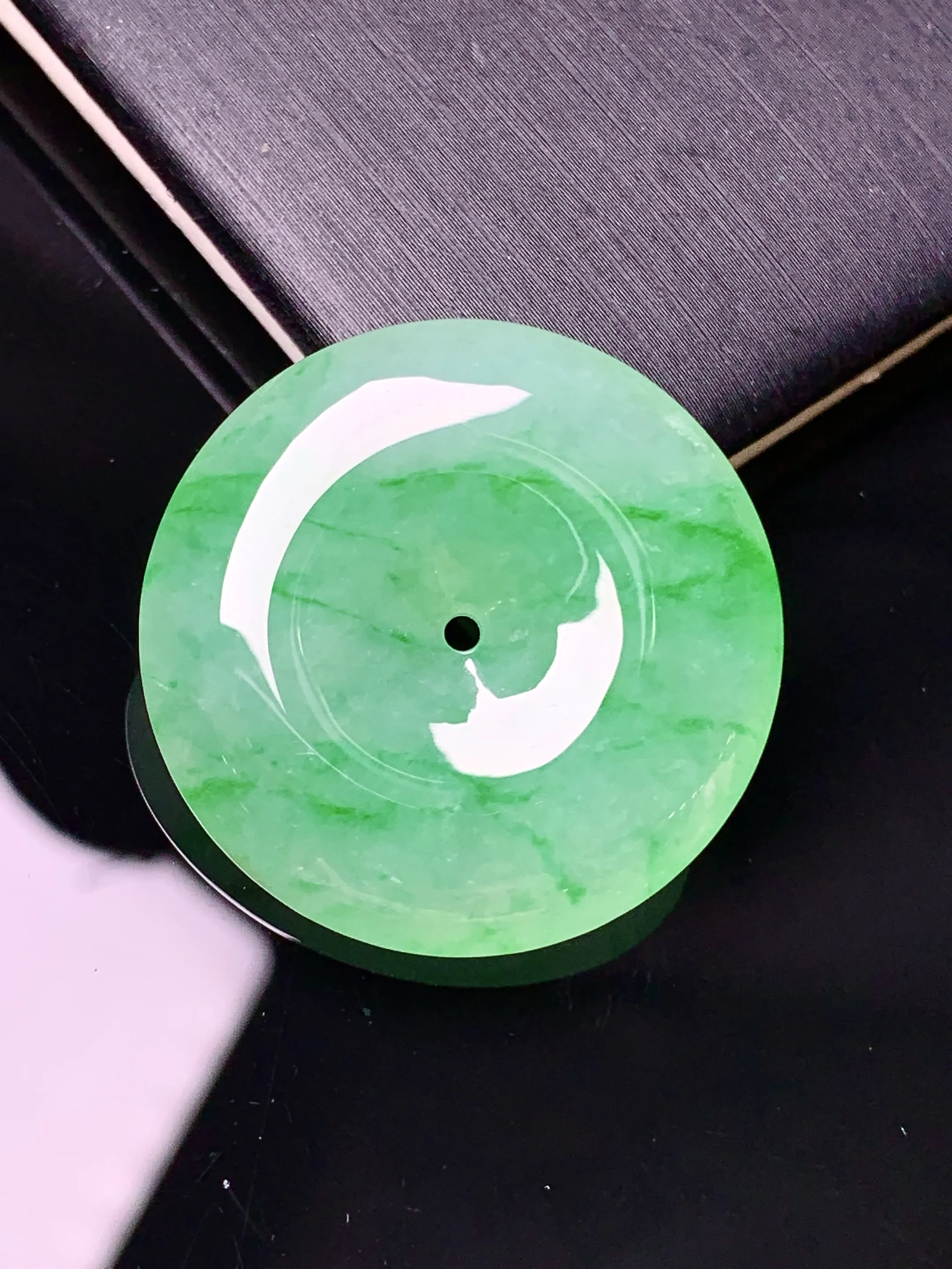 翠绿平安扣吊坠 玉质细腻 色泽艳丽清新 整体尺寸27.3*6