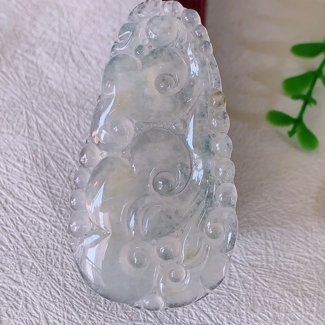 自然光实拍，冰种黄翡双彩翡翠如意吊坠，玉坠百搭又精致，寓意着吉祥，事事如意！#46.13