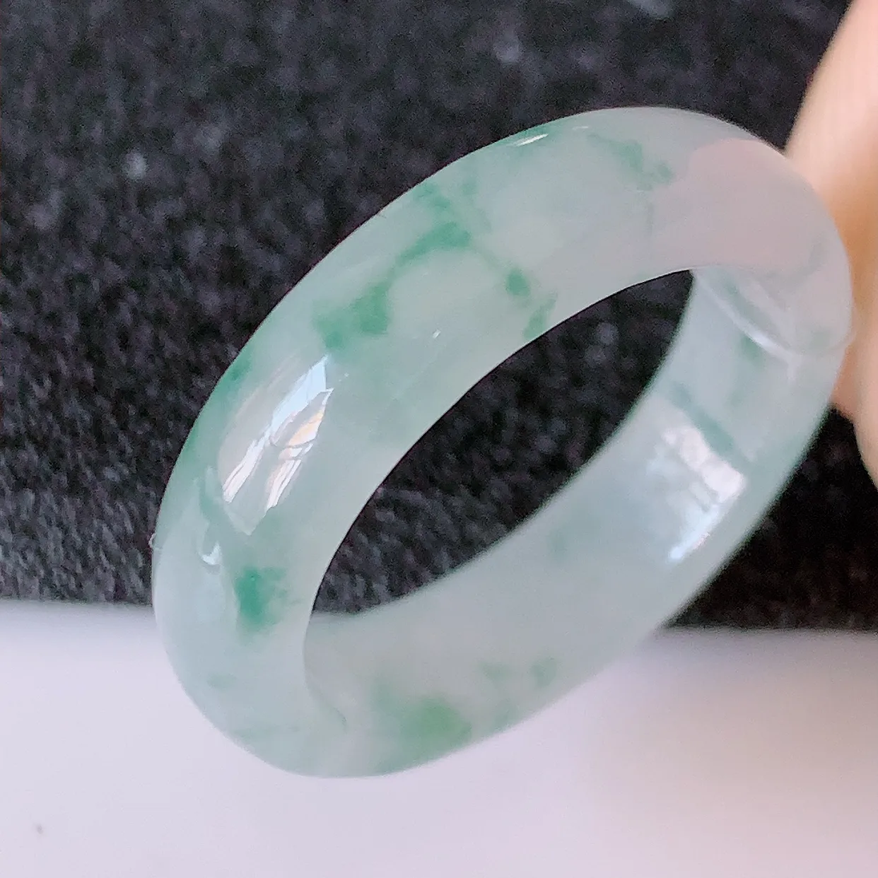 自然光实拍，18.2mm内径冰种飘花翡翠指环，玉戒指，玉质莹润，好精美好冰润的指环，17圈口，上手纤巧！#49.13尺寸18.2-5.5-3