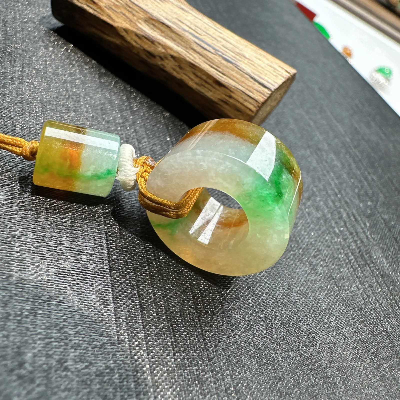 【冰雕种三彩路路通】冰润细腻，起明显的胶感，质地很不错。颜色艳丽，顶珠尺寸8.7*7.9毫米