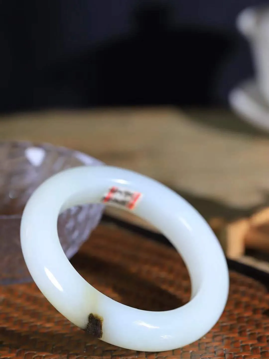 【花样年华·手镯】

精品和田玉糖白带皮手镯，质地油润细腻，色泽高贵典雅，镯型古朴典雅。在诗情画意的雨巷相遇，你是我腕间的一抹风情，有你眸有深情，清风荡漾湖间静水，我愿俯身低眉，在烟波涟漪处，寻你深情倩影。内径56.5mm尺寸14.6-11.5mm 重90.6克fDA-781273024