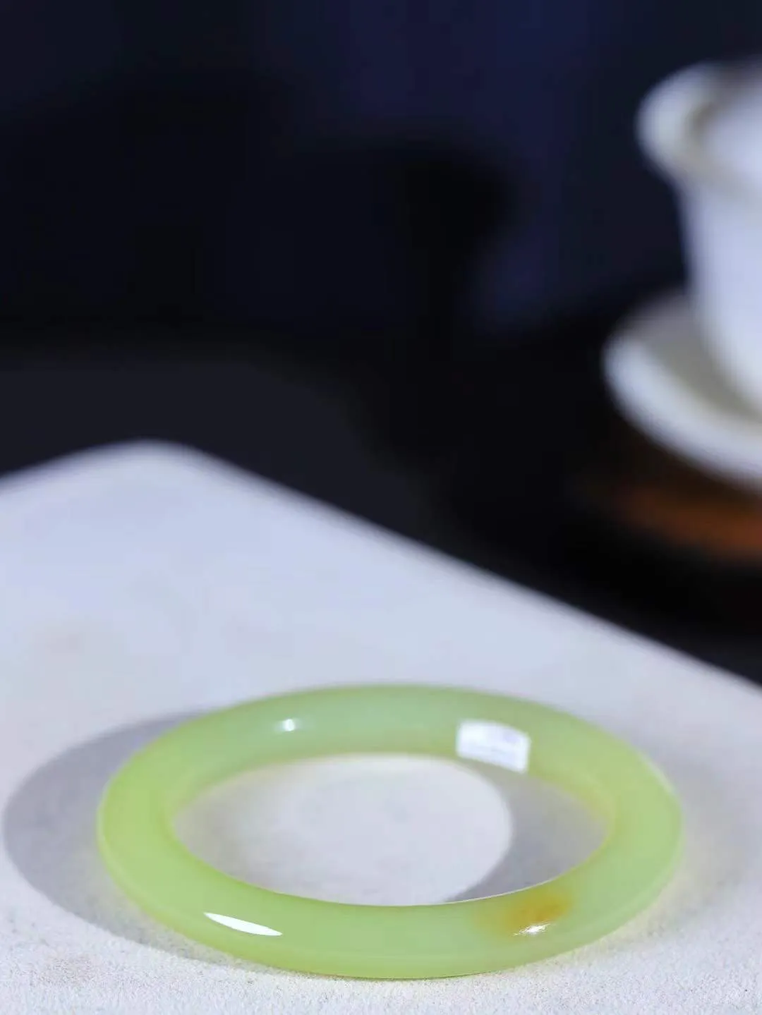 （温柔雅致.手镯）

精品️和田玉黄口带糖手镯。镯型饱满，温润细腻，脂润沁香。️执一卷书，沏