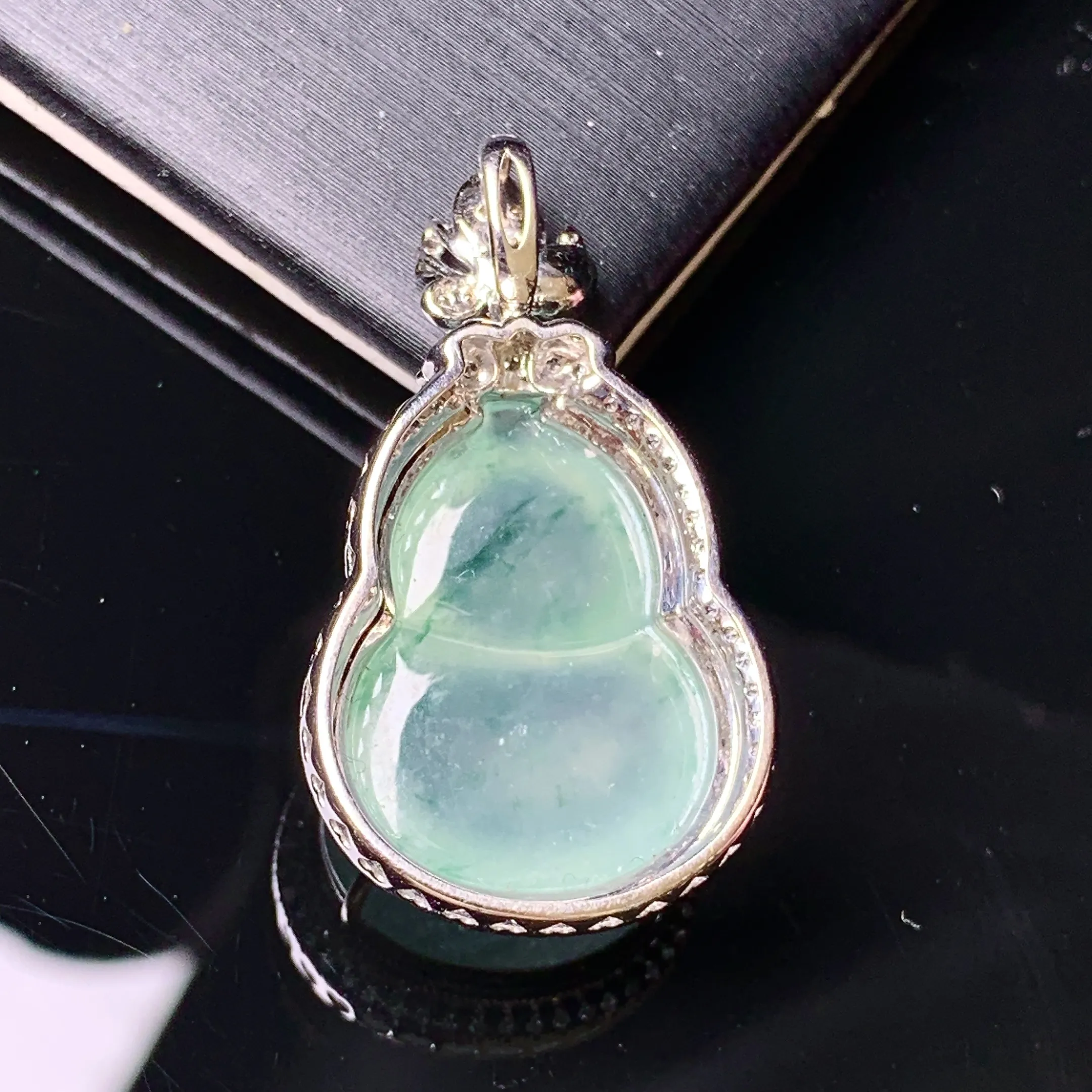 18k金钻镶嵌冰种飘花葫芦吊坠 玉质细腻 色泽艳丽清新 整体尺寸31.6*18*9.8