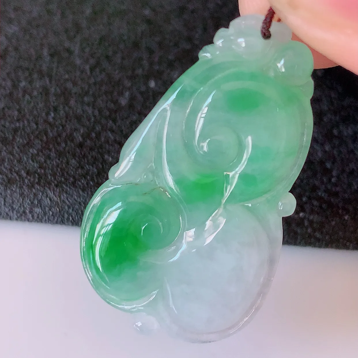 自然光实拍，冰润飘绿翡翠如意吊坠，上身效果非常美，饱满大气，工艺美，万事如意，如意一生，#41.13