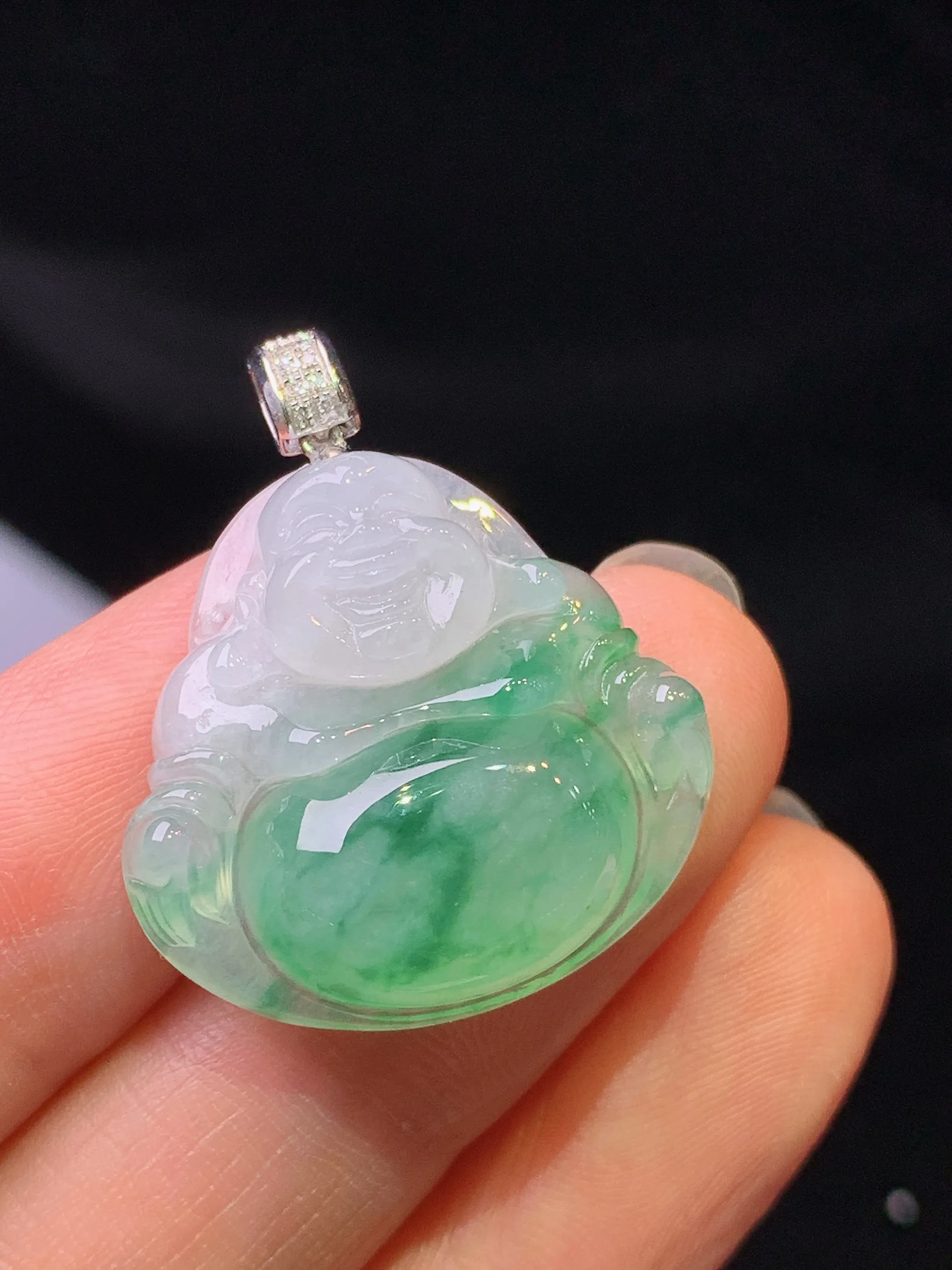 18k金钻镶嵌飘花佛公吊坠 玉质细腻 色泽艳丽清新 整体尺寸28*23.2*6.3