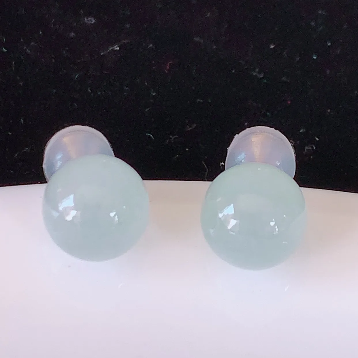 自然光实拍 18k金镶嵌冰种翡翠耳钉，沁人心脾，豪华镶嵌而成，耳钉佩戴效果大气出众，尽显气质。种水好