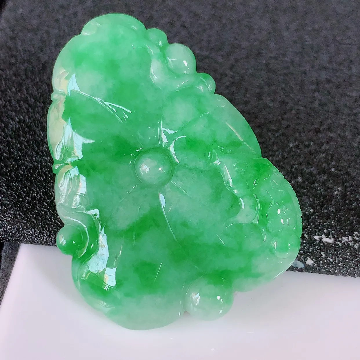 自然光实拍，冰润飘绿翡翠荷叶鱼、和和美美玉坠，财源广进，自然隐逸、荷本是素不着尘之物，有和美之寓意。#05.13