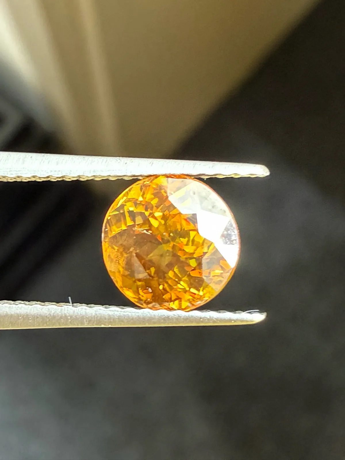 2.085克拉天然榍石戒面裸石，颜色超美，火彩超好，尺寸：7.2*7.2*5.1mm