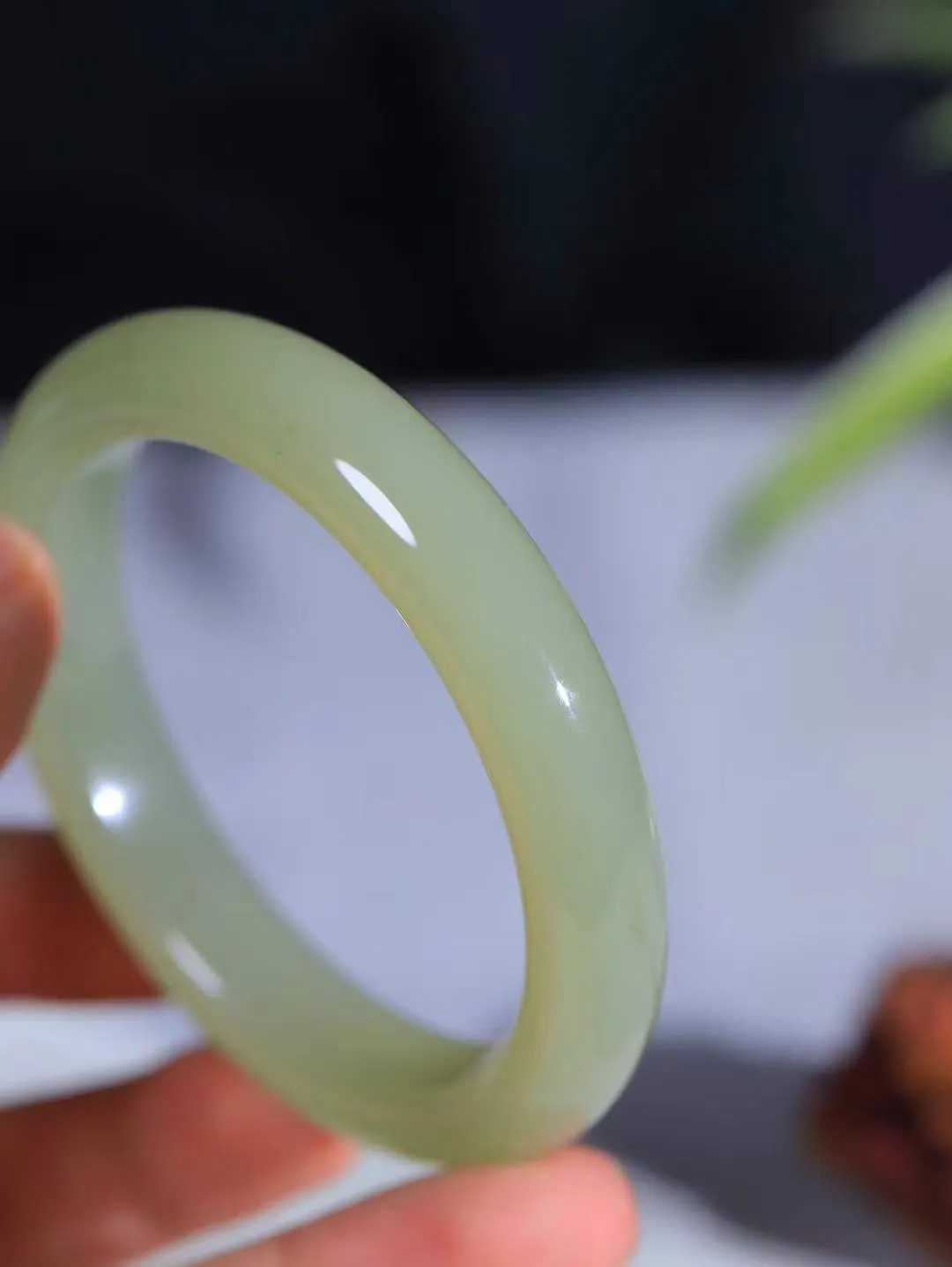 【情有独钟.手镯】

精品和田玉晴水手镯 玉质温润细腻 油性十足 手感舒适，高华雅逸，线条流畅，简约大气，美自天成，素雅高贵。佩戴于腕间，婉约之美，举手投足间透出那低调奢华。重58.8克 内径58.5mm 尺寸12.6-9.1mm   FDA-79191451