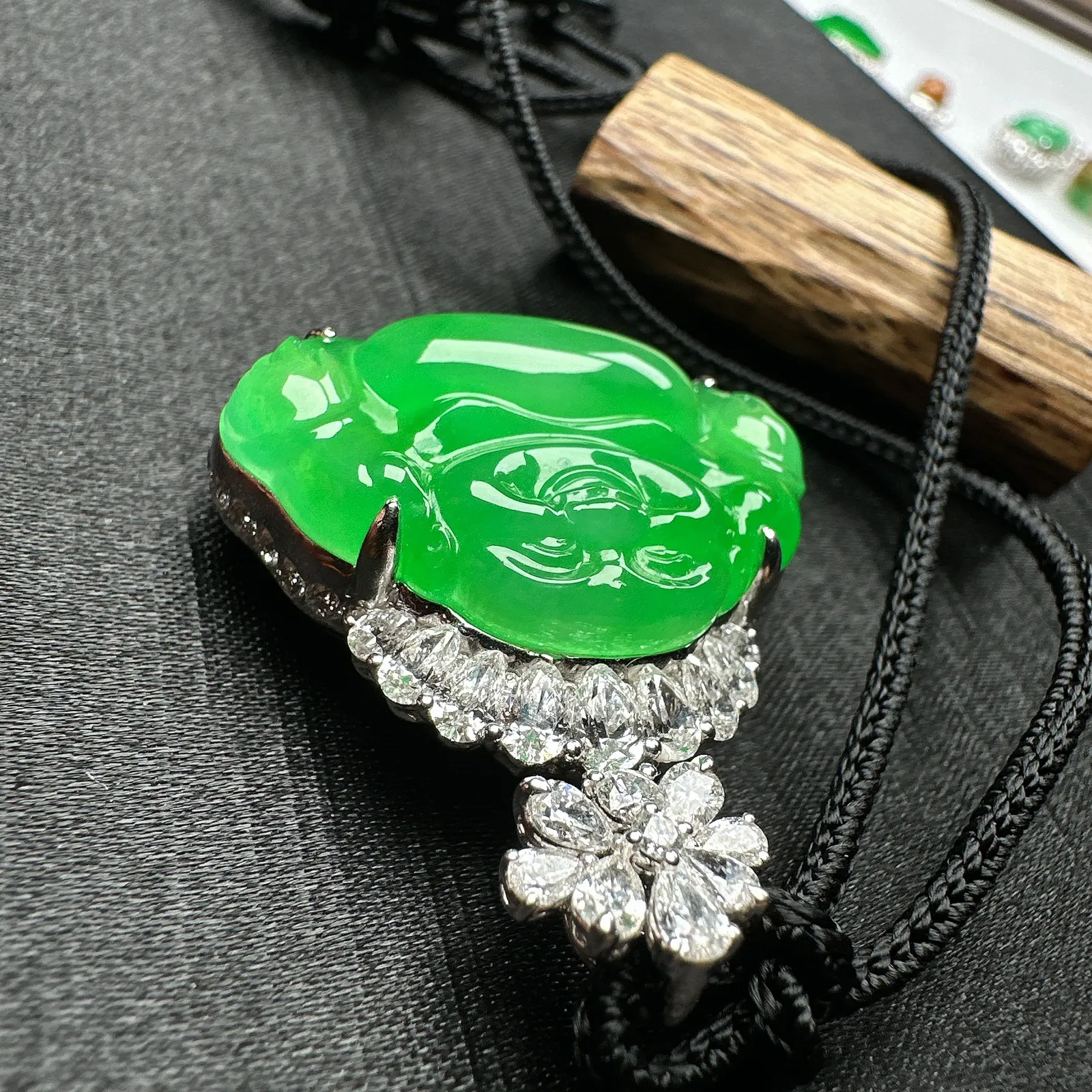 【冰种满绿佛公吊坠】种水上乘，晶莹剔透，纯净通透，莹光感很强。18k金钻镶嵌，裸石尺寸30*20*6.2毫米