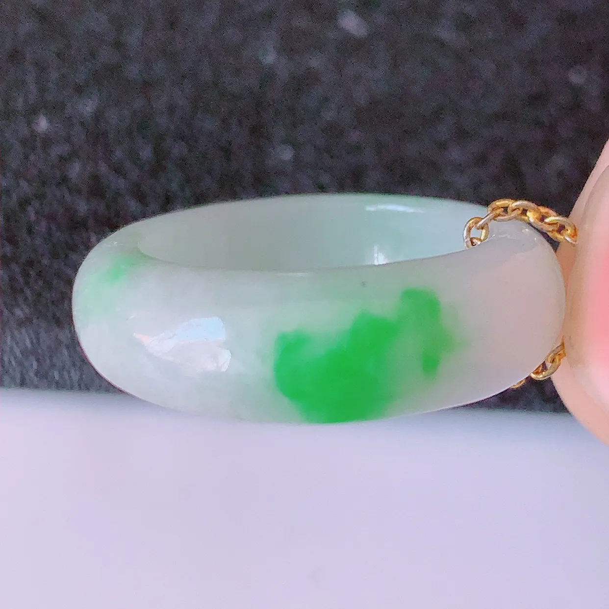 自然光实拍，16.2mm内径飘绿翡翠指环，玉戒指，玉质莹润，好精美好冰润的指环，12圈口，上手纤巧！#1.13尺寸16.2-6.6-3.6
