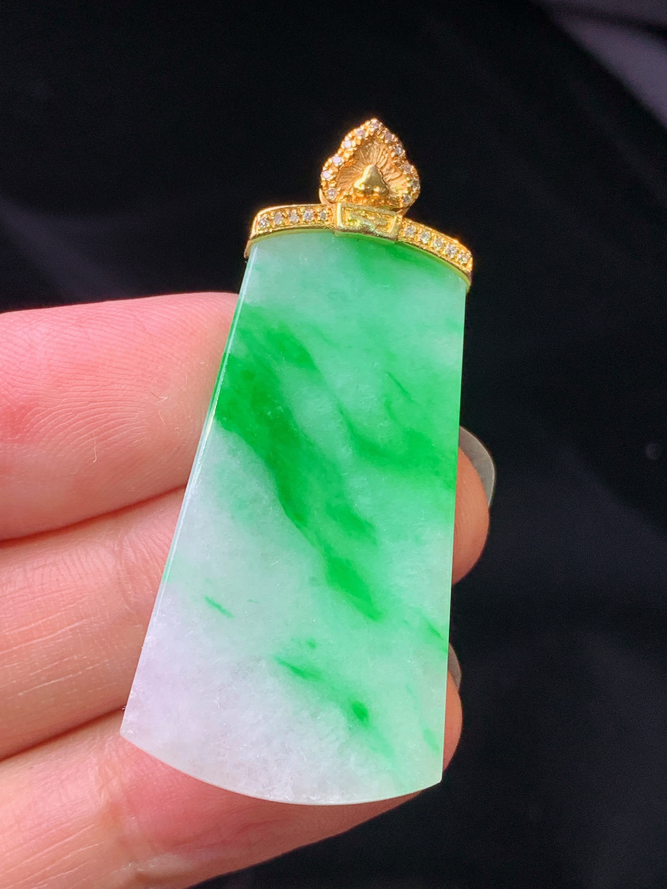 18k金钻镶嵌飘绿无事牌吊坠 玉质细腻 色泽艳丽清新 整体尺寸45*20*2.8