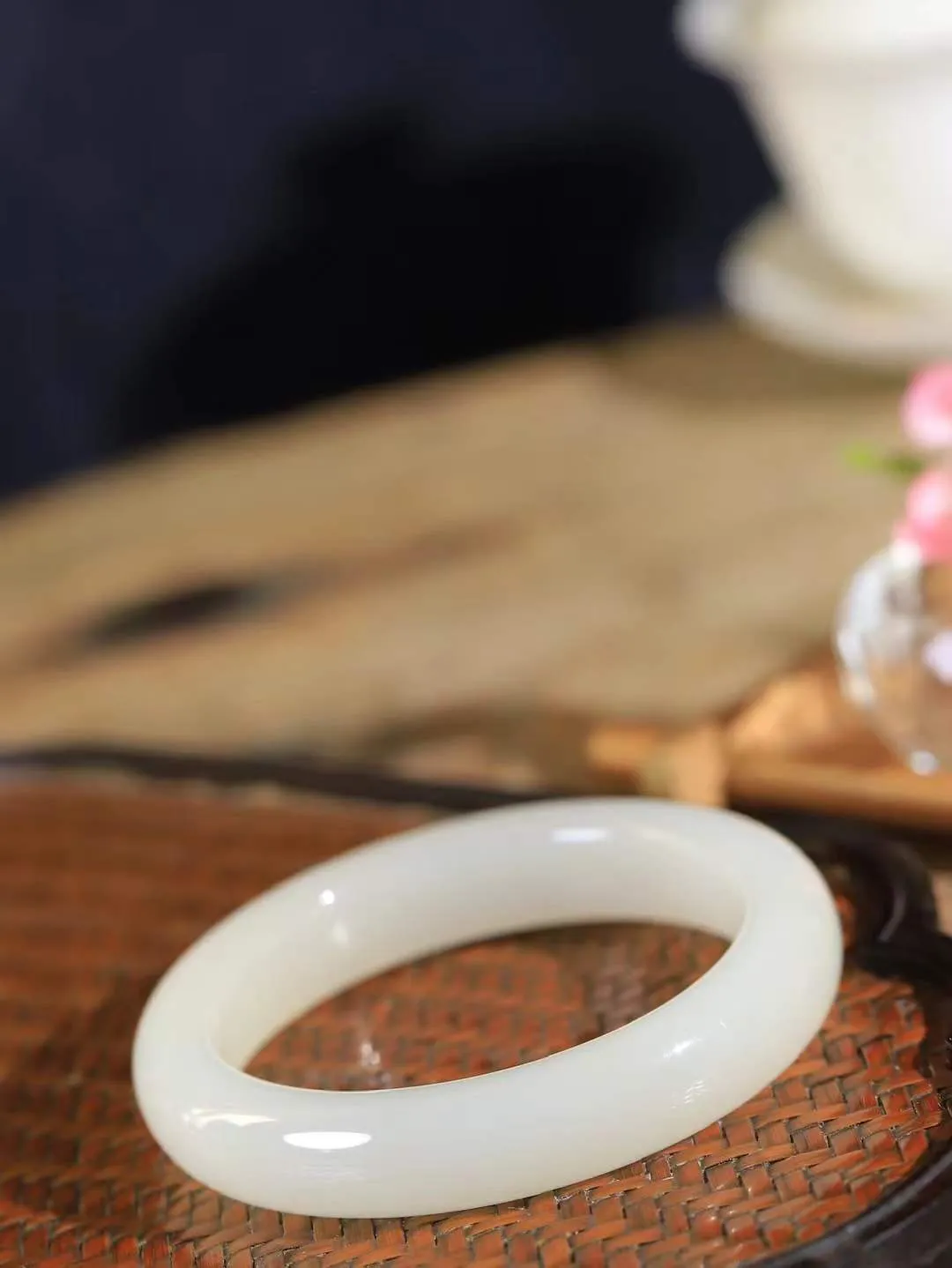 【花样年华·手镯】

精品和田玉白玉手镯，质地油润细腻，色泽高贵典雅，镯型古朴典雅。在诗情画意的雨巷相遇，你是我腕间的一抹风情，有你眸有深情，清风荡漾湖间静水，我愿俯身低眉，在烟波涟漪处，寻你深情倩影。内径57mm尺寸13-9.5mm 重63.5克fDA-78121500