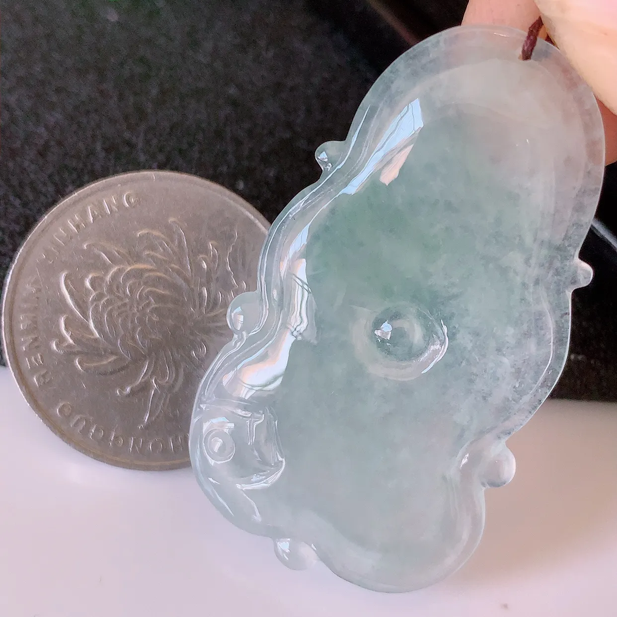 自然光实拍，冰种翡翠荷叶鱼、 和和美美玉坠，财源广进，自然隐逸、荷本是素不着尘之物， 有和美之寓意。#41.13