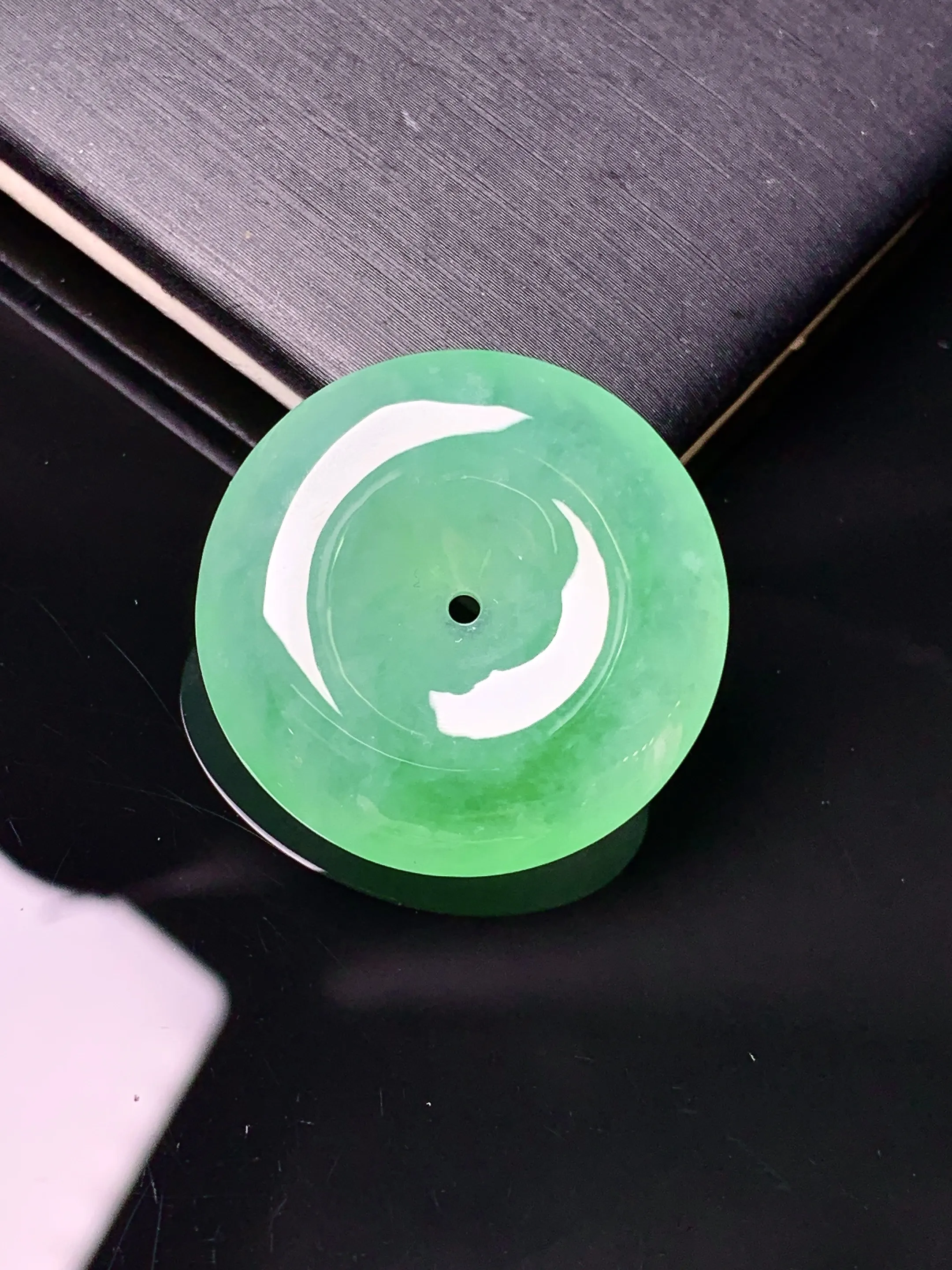 翠绿平安扣吊坠 玉质细腻 色泽艳丽清新 整体尺寸25.5*5.8