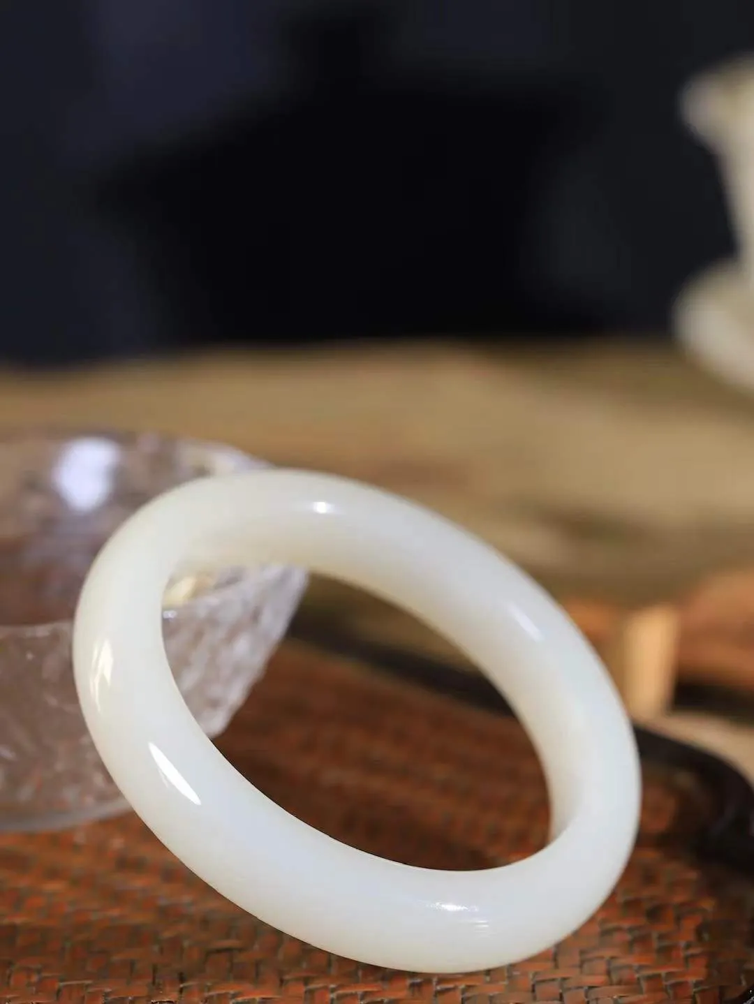 【花样年华·手镯】

精品和田玉白玉手镯，质地油润细腻，色泽高贵典雅，镯型古朴典雅。在诗情画意的雨巷相遇，你是我腕间的一抹风情，有你眸有深情，清风荡漾湖间静水，我愿俯身低眉，在烟波涟漪处，寻你深情倩影。内径57mm尺寸13-9.5mm 重63.5克fDA-78121500