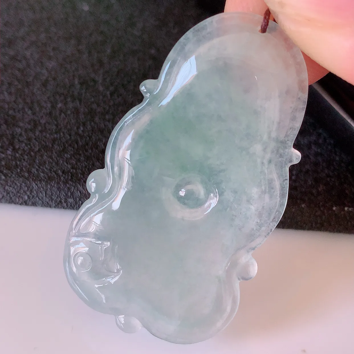 自然光实拍，冰种翡翠荷叶鱼、 和和美美玉坠，财源广进，自然隐逸、荷本是素不着尘之物， 有和美之寓意。