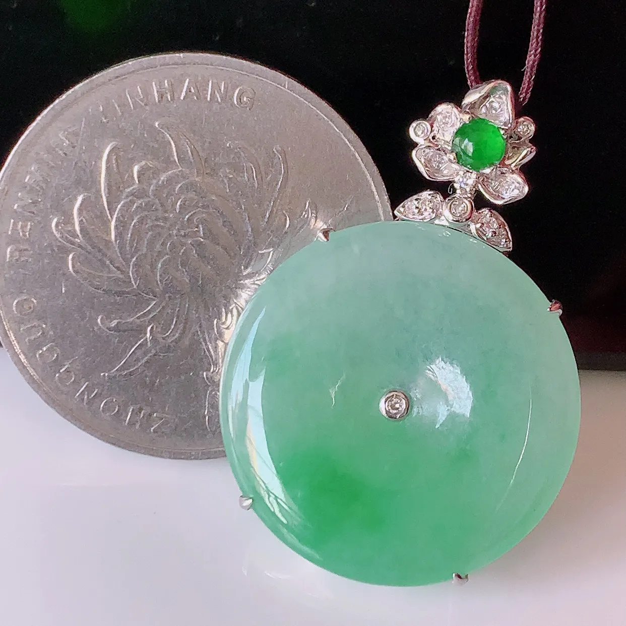自然光实拍，18K金镶嵌冰种飘绿翡翠平安扣吊坠，平安是福；翠色灵动，很美的料子，平安扣佩戴优雅迷人！#00.13整体30*21*6.2裸石21-21*