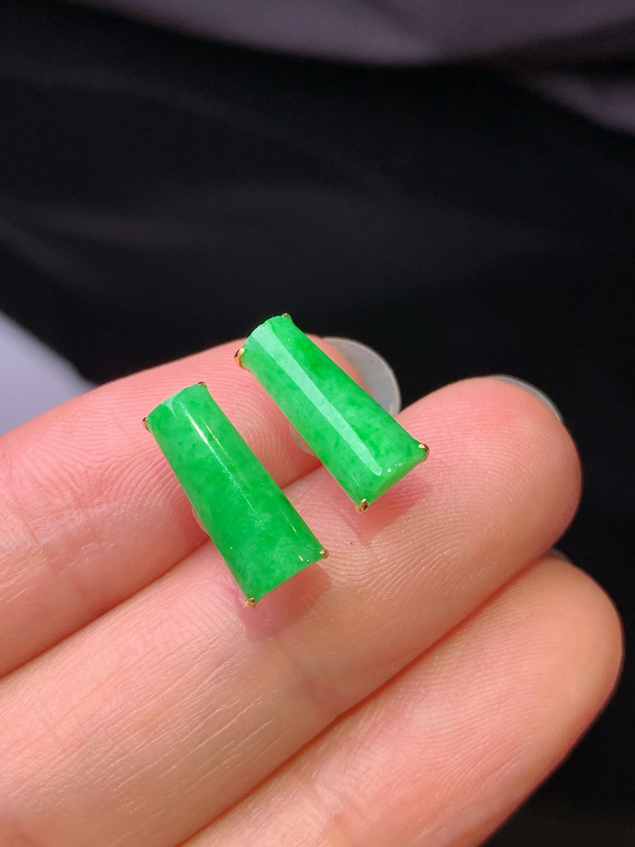 18k金镶嵌翠绿玉柱耳钉 玉质细腻 色泽艳丽清新 裸石尺寸12.6*5*2.5