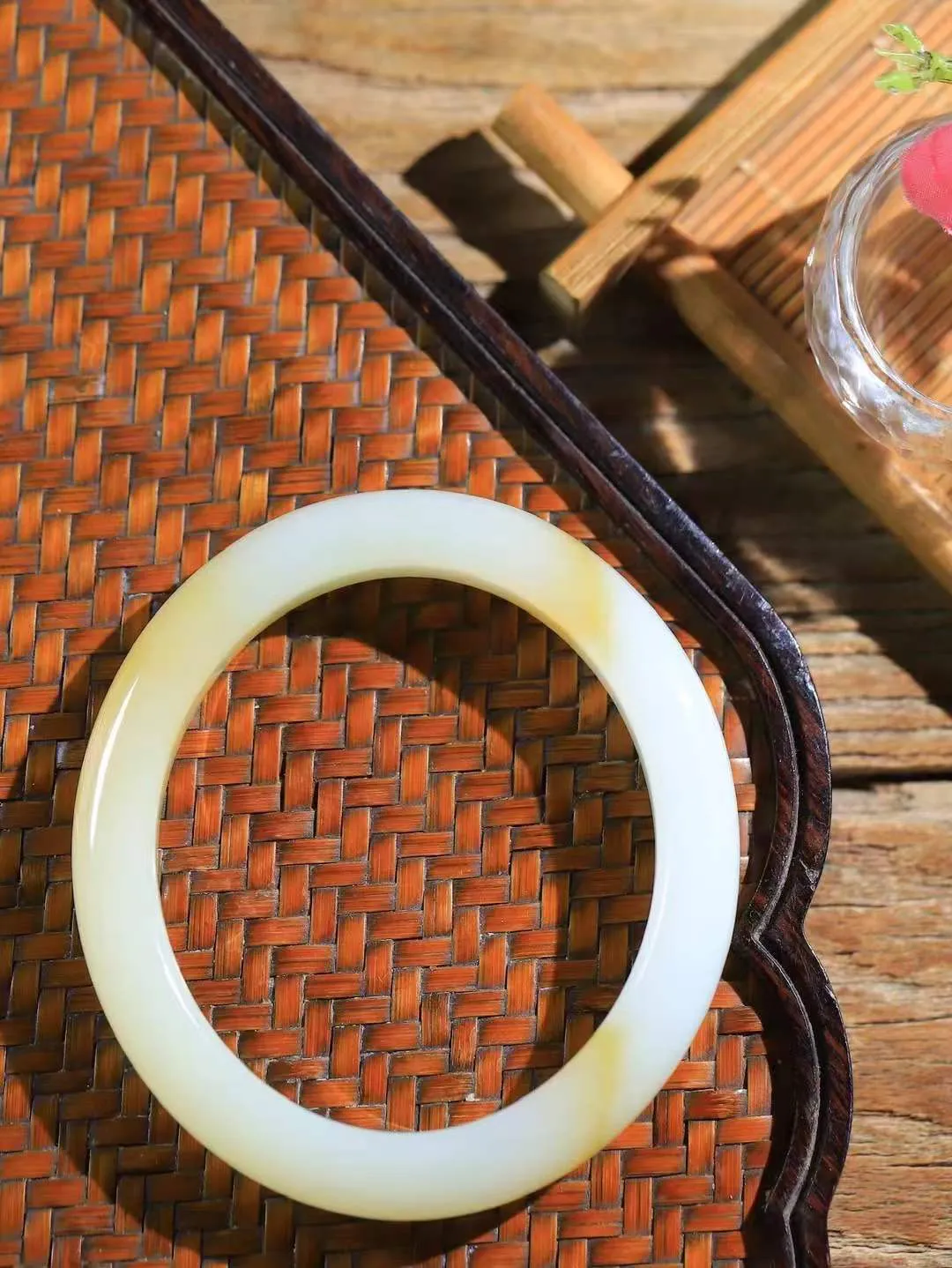 【贵妃镯.玉腕清响】    

精品和田玉糖白玉贵妃镯，玉质温润细腻 油性十足 相传杨贵妃十分喜爱椭圆形态手镯，后人称其为贵妃镯。因其形与人手腕形相吻合，佩戴更服帖，别具妩媚风格。
重48克   正圈内径53.8-50.8mm尺寸11-8.7mm   fDL-10181416