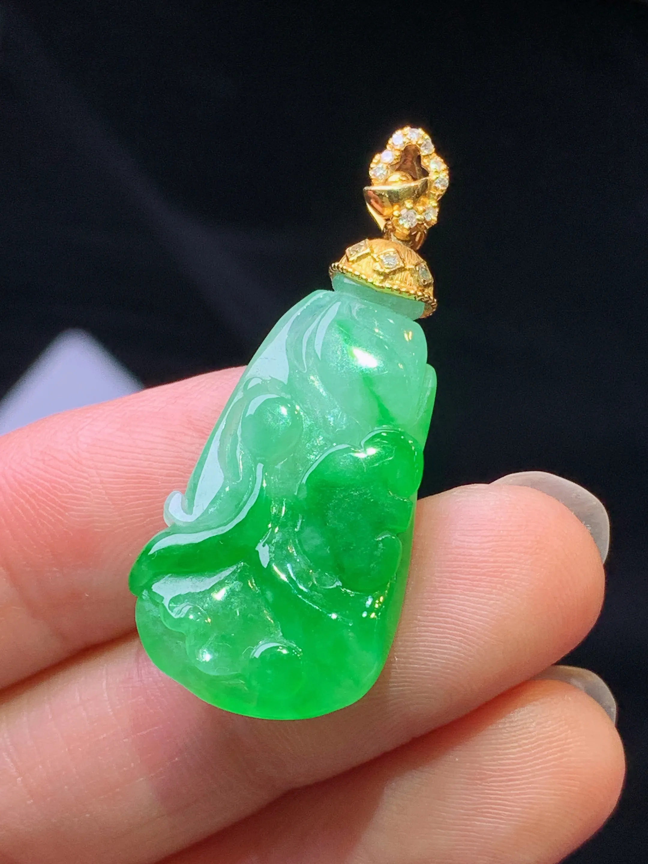 18k金钻镶嵌翠绿白菜吊坠 玉质细腻 色泽艳丽清新 整体尺寸37.2*15.8*5