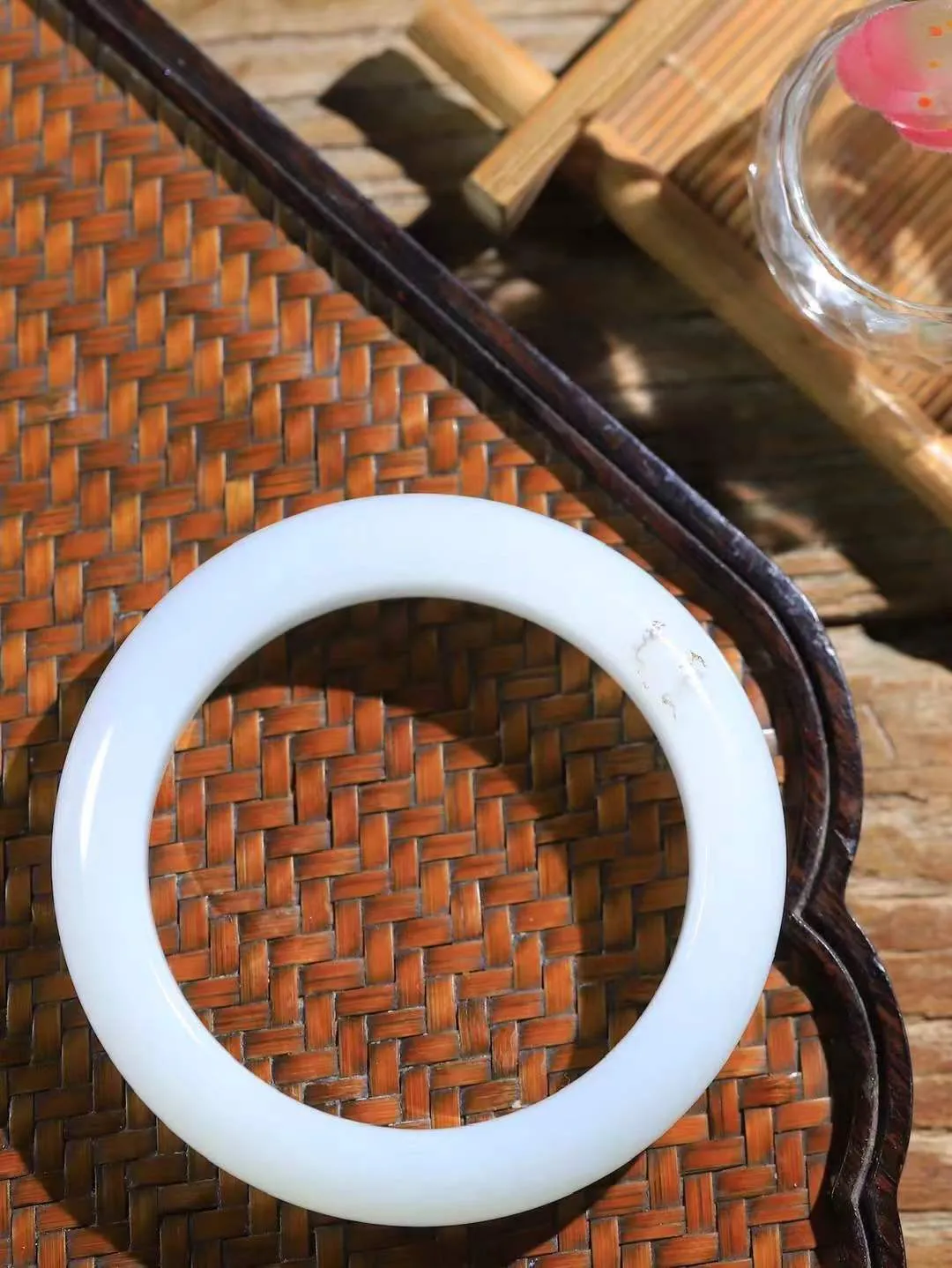 （温柔雅致.手镯）

精品️和田玉白玉飘花手镯。镯型饱满，温润细腻，脂润沁香。️执一卷书，沏一盏茶，着一袭裙，戴一只镯。淡淡浅笺，素心若兰，静赏玉中诗画。悠悠岁月，芊手轻摘，盛满诗样芳华。重60.2克   尺寸53.5-13.5-9.4mm    FDL-66171433