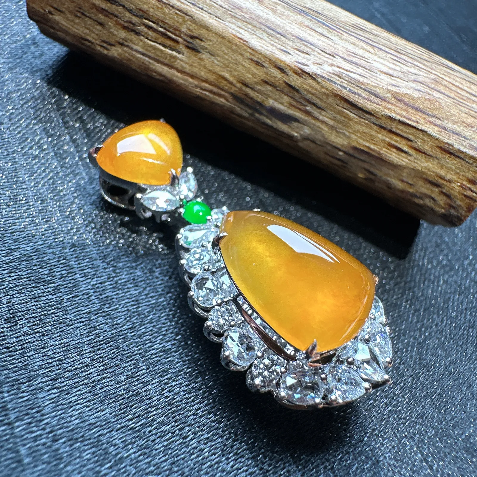 【冰种黄翡水滴吊坠】质地细腻，冰润透亮，光泽出众，18k金钻镶嵌，裸石尺寸12.4*8.8*4.8毫米。