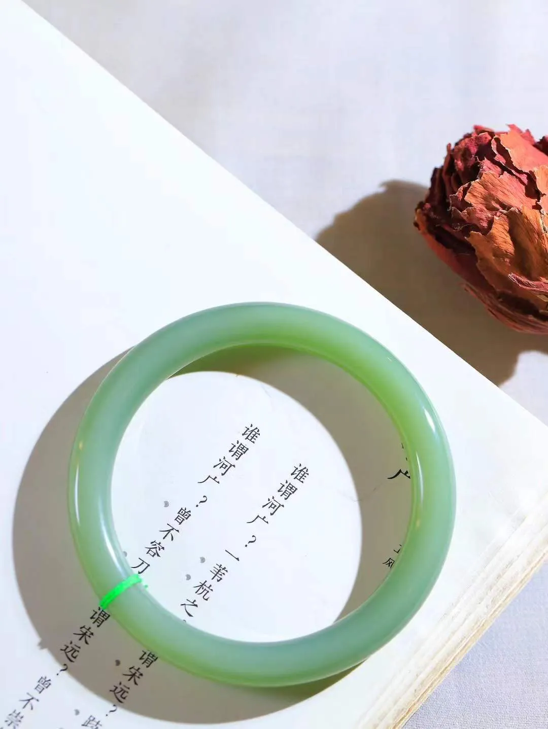 【碧波流转·手镯】

收藏级️和田玉碧玉圆条手镯，玉质细腻温润，手感舒适，️线条流畅，简约大气，美自天成，佩戴于腕间，婉约之美，举手投足间透出那份低调奢华，醉人心扉。
重35.6克 内径圈口57mm尺寸8.3-8.6mm  FDA-13151308