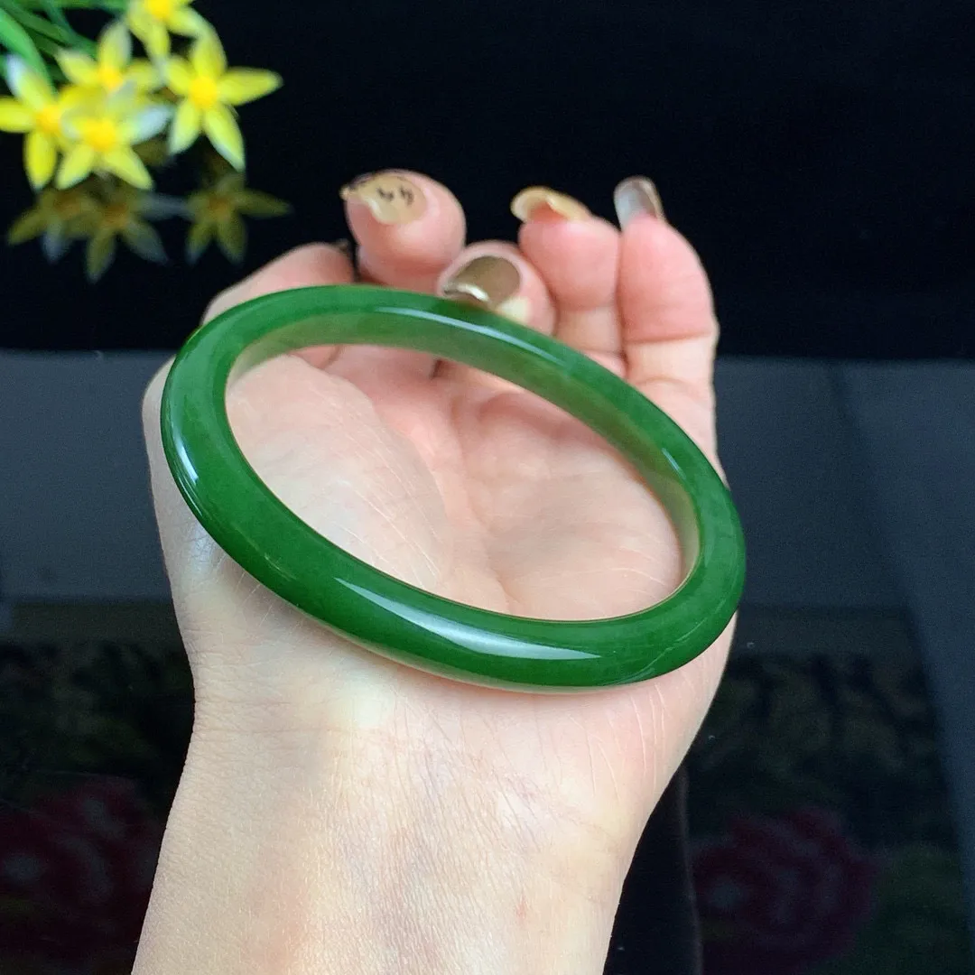 和田玉61圈口阳绿色碧玉手镯！玉质细腻油润 底色纯净 无裂无黑无棉 脂粉好，品质高