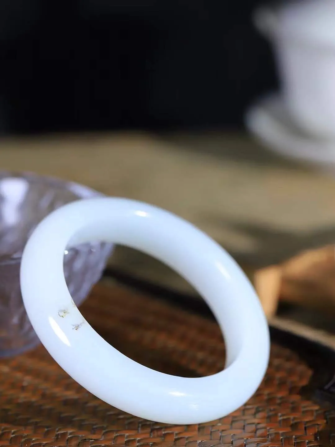 （温柔雅致.手镯）

精品️和田玉白玉飘花手镯。镯型饱满，温润细腻，脂润沁香。️执一卷书，沏一盏茶，着一袭裙，戴一只镯。淡淡浅笺，素心若兰，静赏玉中诗画。悠悠岁月，芊手轻摘，盛满诗样芳华。重60.2克   尺寸53.5-13.5-9.4mm    FDL-66171433