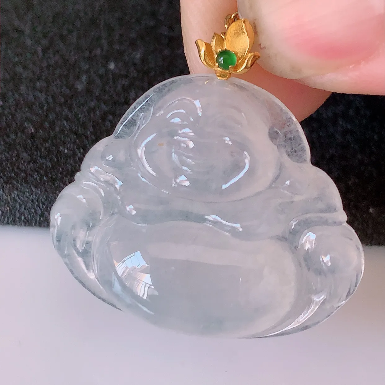 自然光实拍，18K金镶嵌冰种翡翠佛公吊坠，玉笑佛，饱满，开脸喜庆，品佳品，配戴优雅迷人！#41.13整体27.8裸石27.8*22.5*5.8