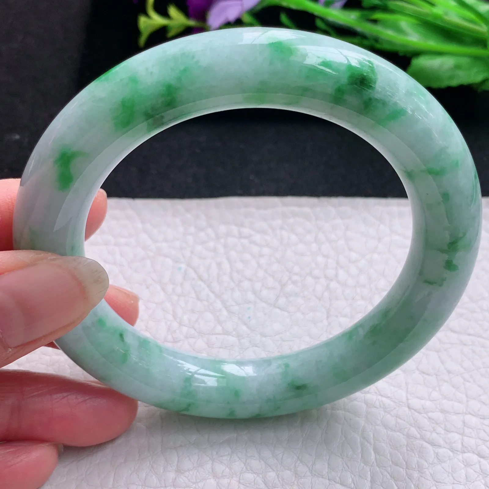 n实拍59*12.2*12胖圆镯 天然缅甸翡翠飘绿大气水润圆条玉手镯 正圈玉手环