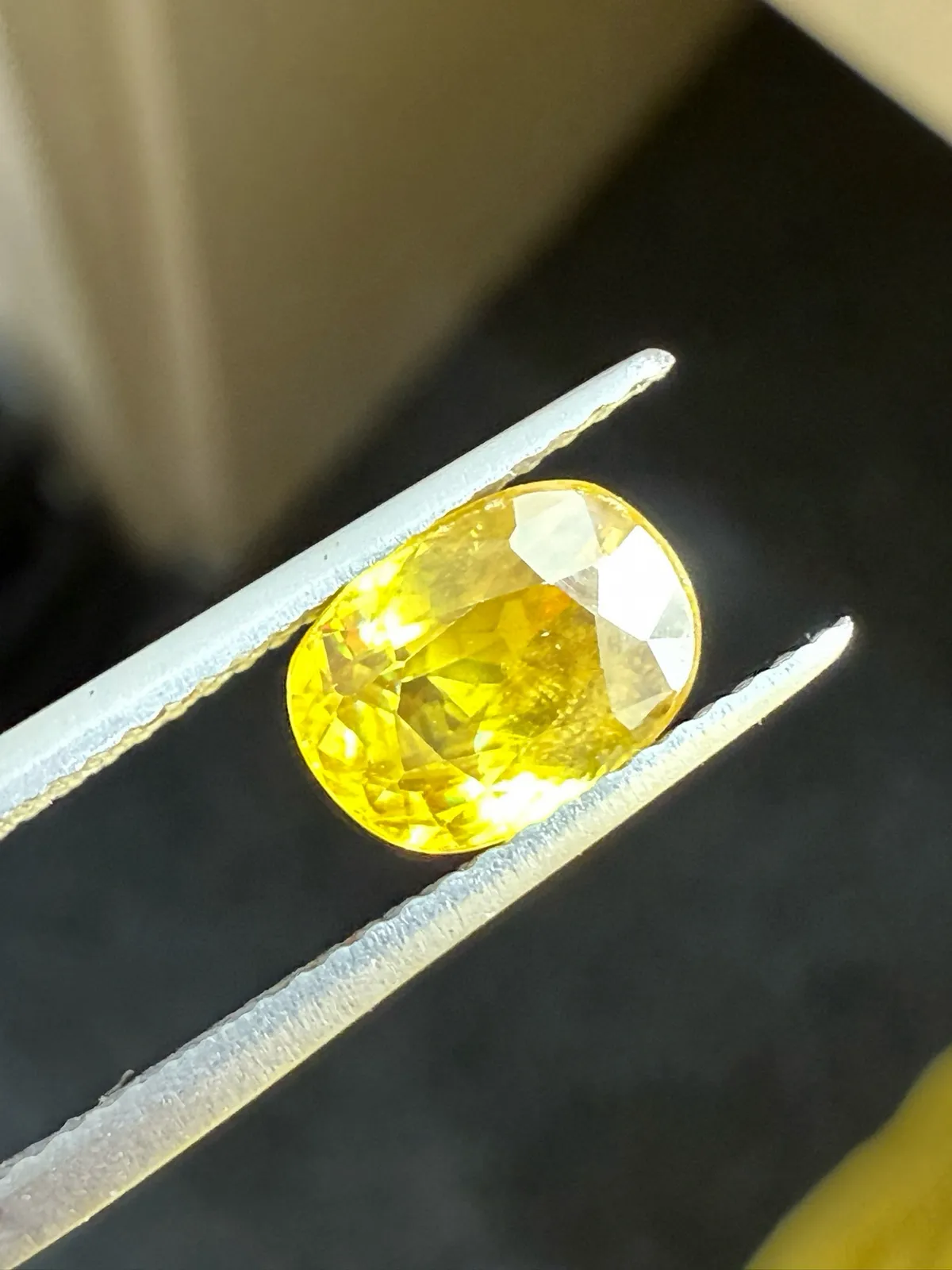 1.81克拉天然榍石戒面裸石，颜色超美，火彩超好，尺寸：7.9*5.8*4.5mm