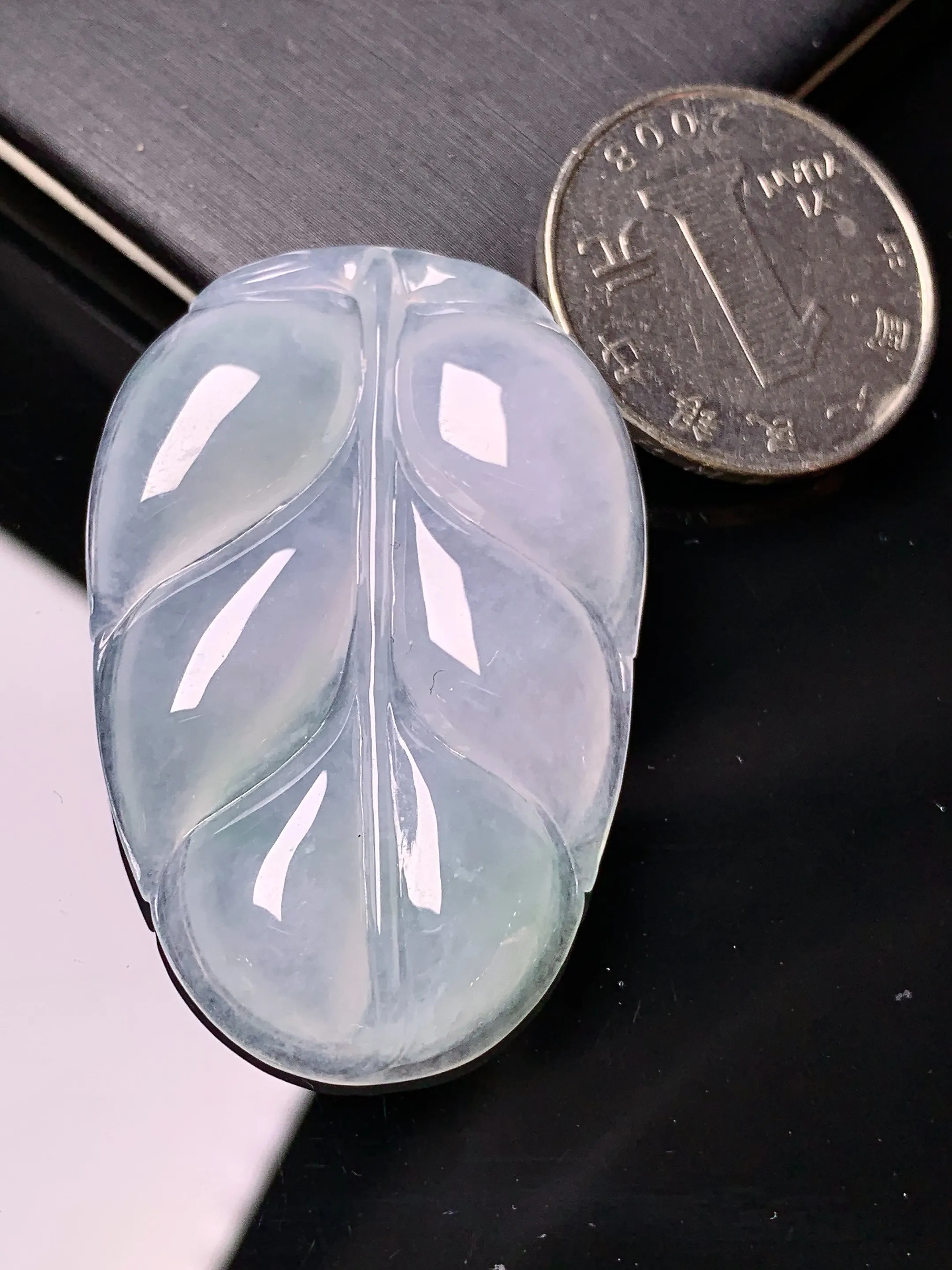 冰种树叶吊坠 玉质细腻 色泽艳丽清新 整体尺寸47*30.5*5.8