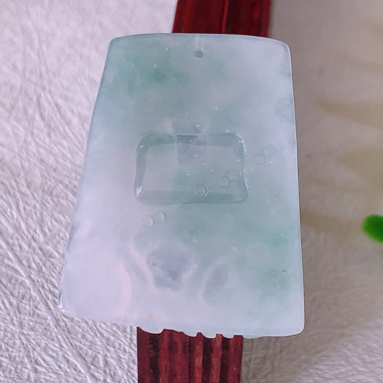 自然光实拍，冰种飘花翡翠生肖鸡牌吊坠，翠色灵动，佩戴效果时尚出众，尽显气质，玉质细腻，美感十足。#46.13