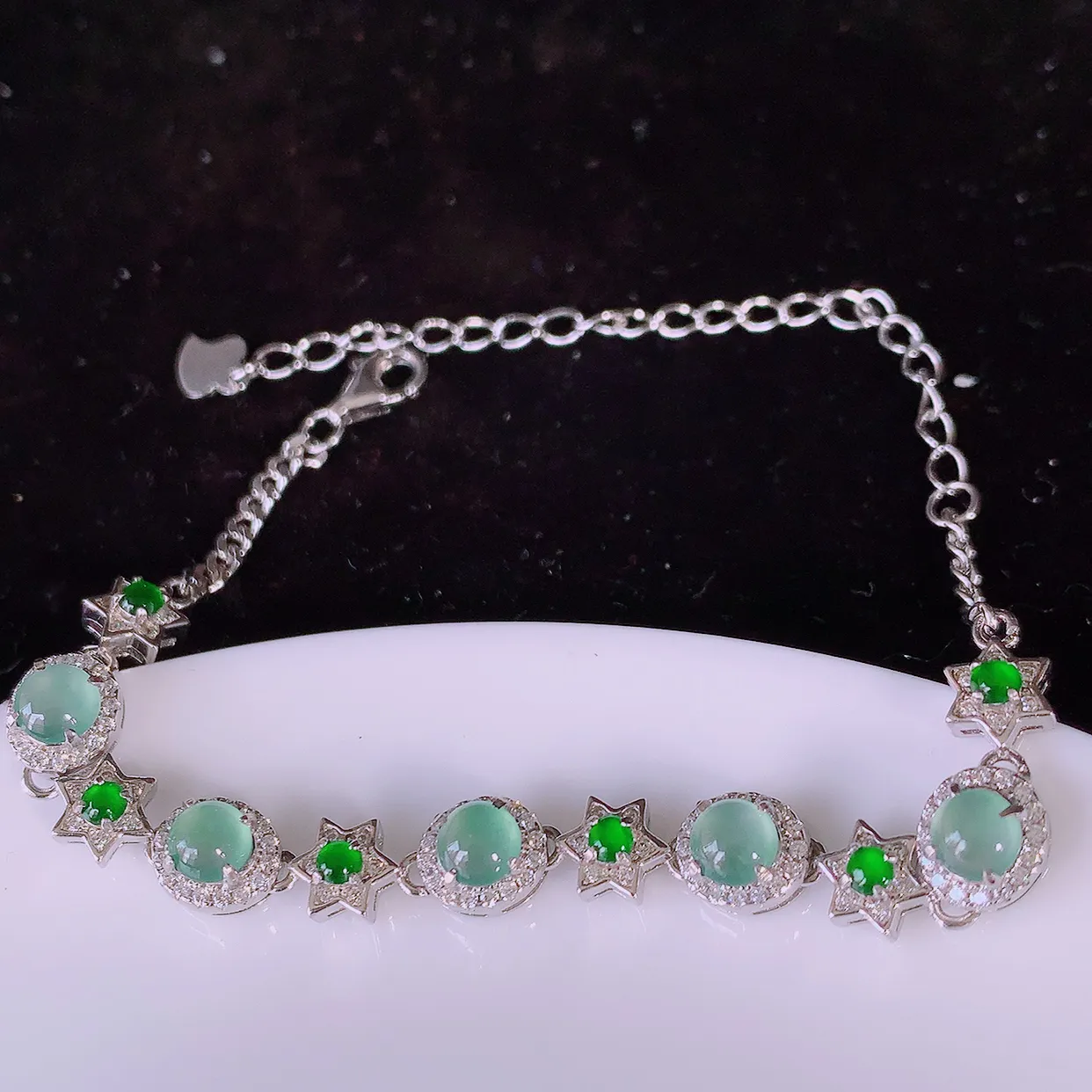 冰透满绿翡翠925银镶嵌手链，自然光实拍，翠色灵动，颜色漂亮，种老水足，品相佳，佩戴佳品！#97.13取一整体7.5*6.5*5.6裸石4.5*4.5