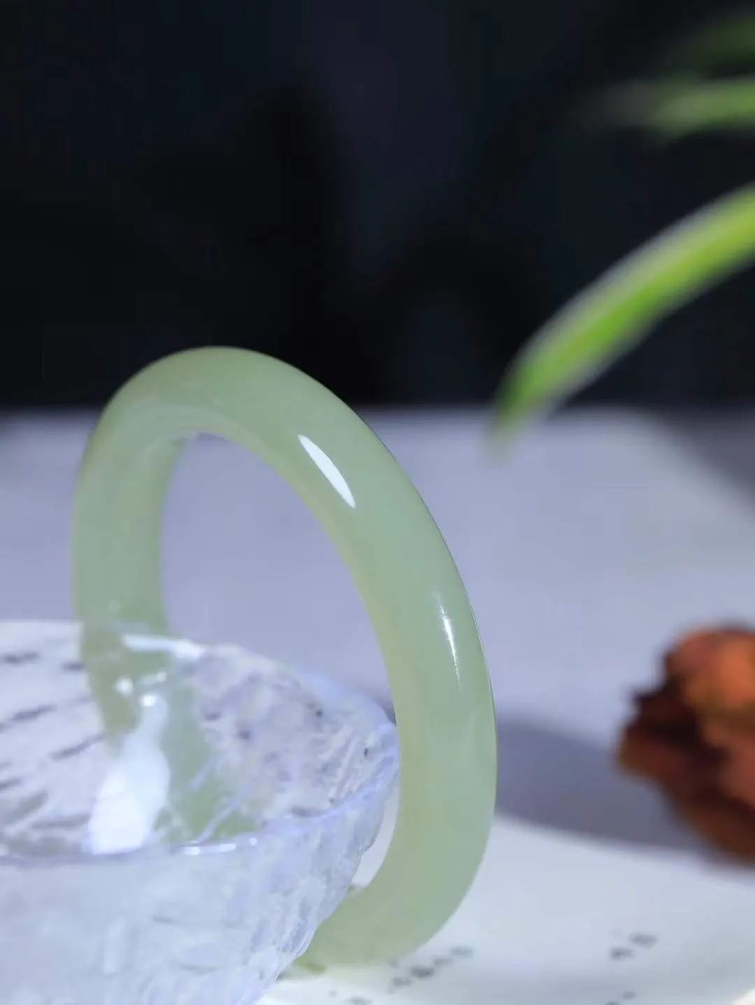 【温润于心.手镯】

精品️和田玉晴水手镯，如晴水般清澈，似晴空般纯净。每一缕纹理都诉说着大自然的馈赠，温润细腻，触手生温。佩戴它，仿佛将一片宁静的晴水湖戴在腕间，优雅从容，气质非凡。重56.6克  尺寸58.5-11.8-9mm  55121433A