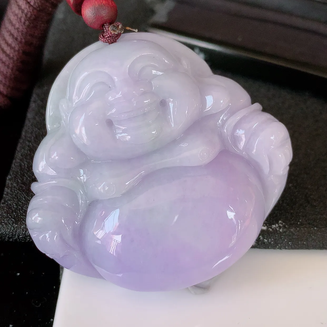 自然光实拍，大件厚装冰润紫罗兰翡翠佛公吊坠，开心笑佛，种老水足，颜色漂亮，立体饱满圆润，佩戴效果赞#46.13