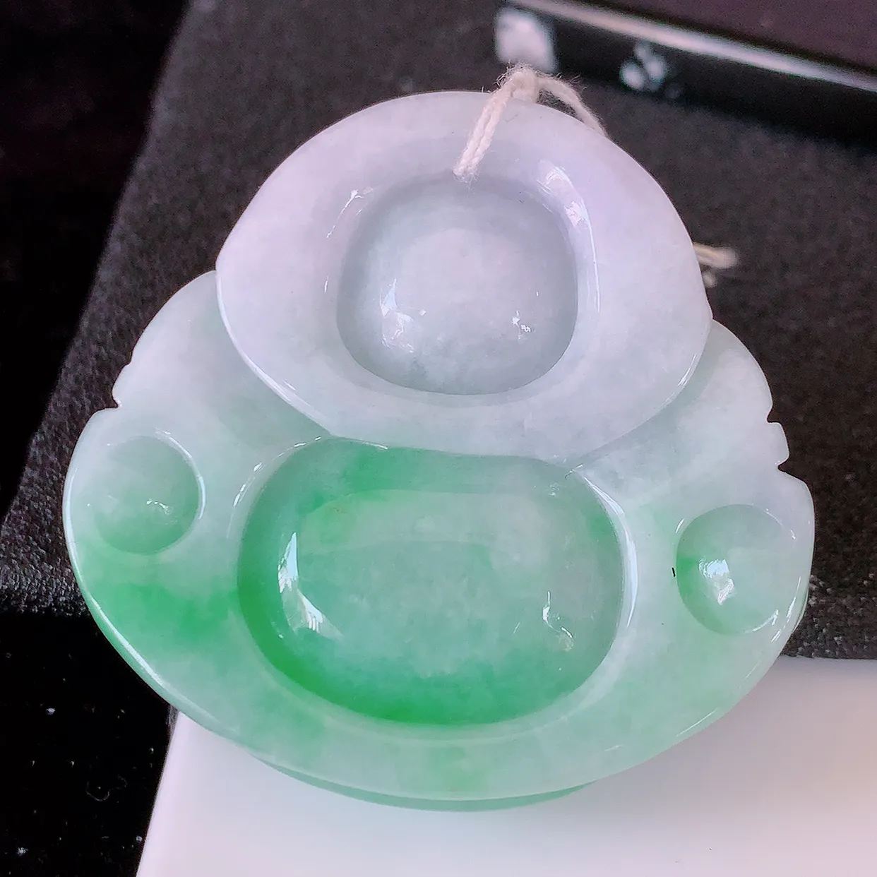 自然光实拍，大件厚装冰润飘绿翡翠佛公吊坠，开心笑佛，种老水足，颜色漂亮，立体饱满圆润，佩戴效果赞#46.13