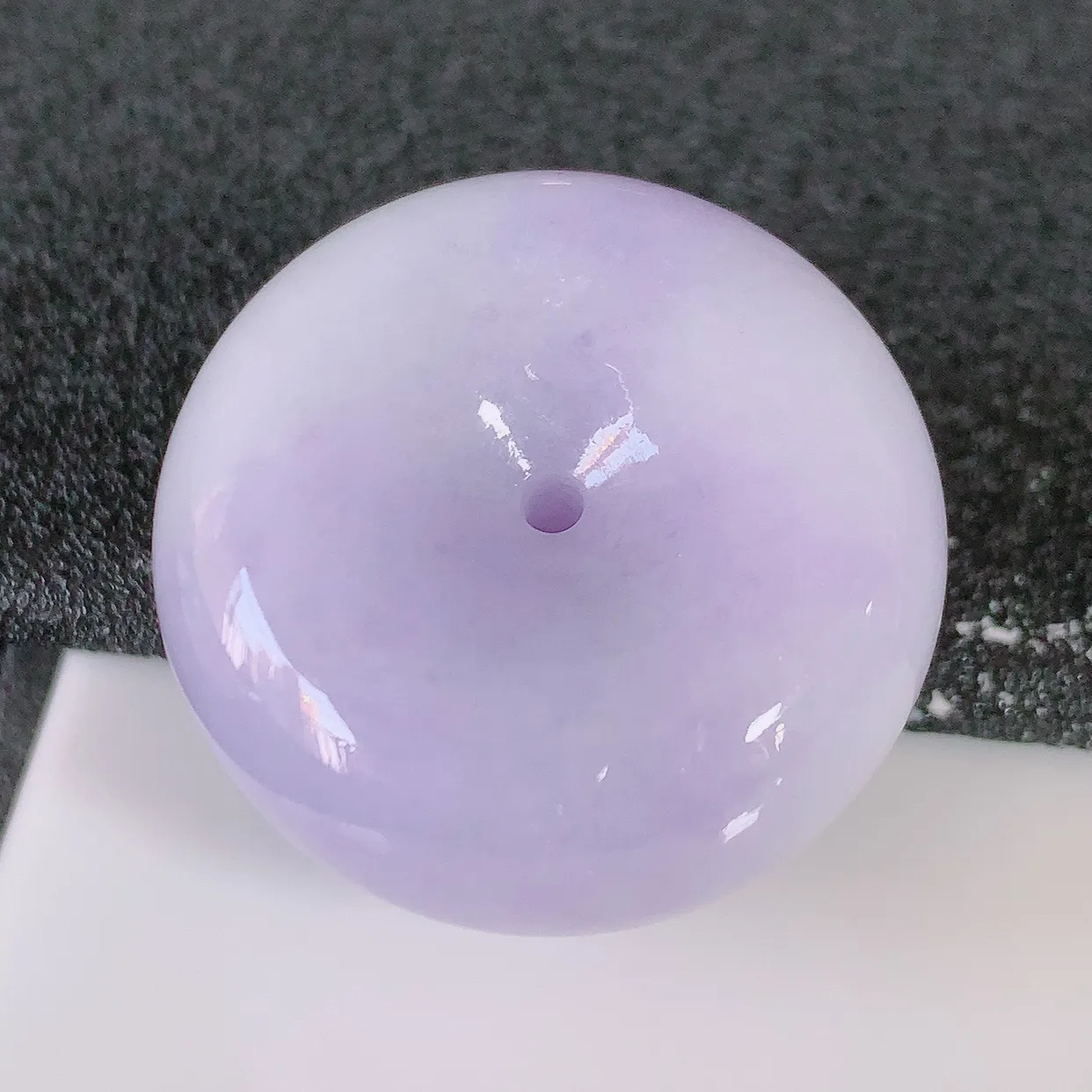 自然光实拍，冰润紫罗兰翡翠平安扣吊坠，形体饱满圆润，平安扣肥嘟嘟的，平平安安，种水很好，配戴精美！#05.13