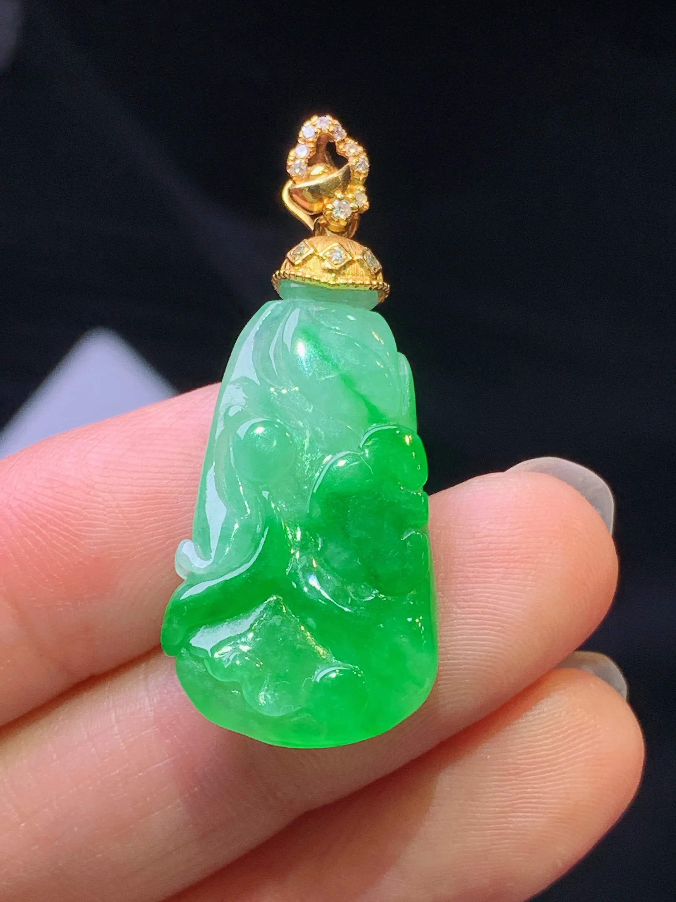 18k金钻镶嵌翠绿白菜吊坠 玉质细腻 色泽艳丽清新 整体尺寸37.2*15.8*5