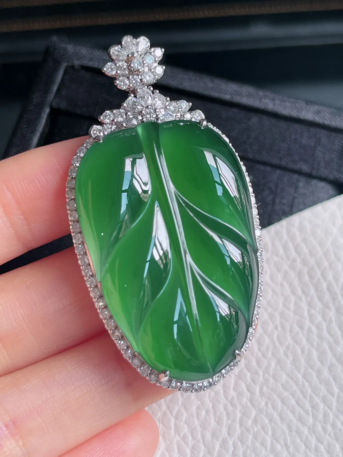 翡翠大叶子吊坠，18K金镶嵌。