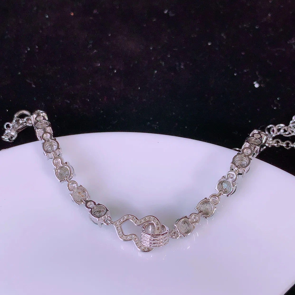 冰透满绿翡翠925银镶嵌手链，自然光实拍，翠色灵动，颜色漂亮，种老水足，品相佳，佩戴佳品！#97.13取一整体3.8*3.8*4裸石3.8*3.8