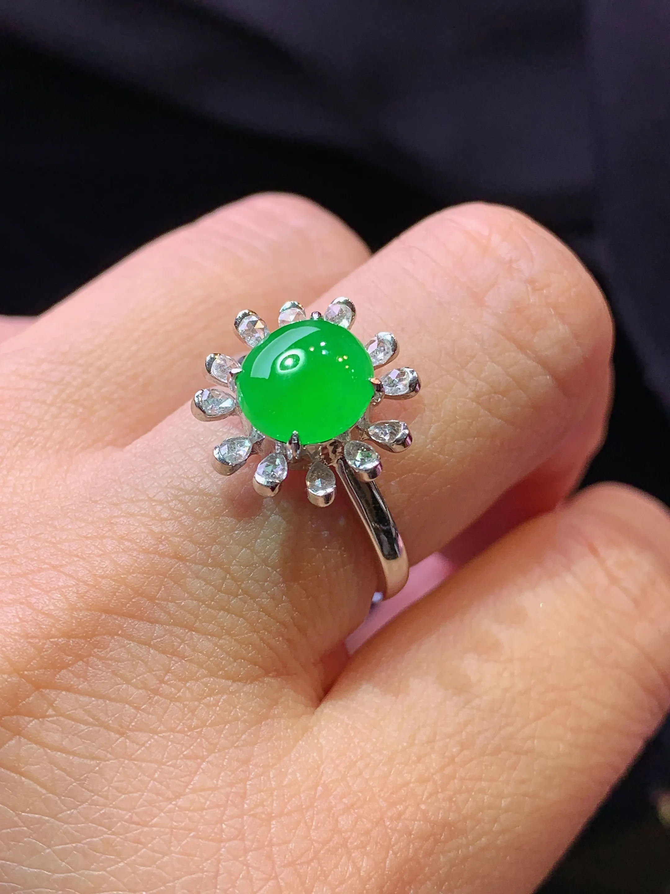 18k金钻镶嵌满绿蛋面戒指 玉质细腻 色泽艳丽清新 圈口14 整体尺寸14.2*14*8.8