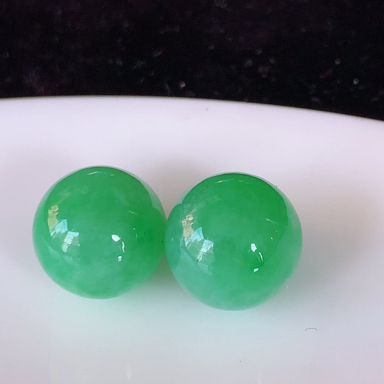 自然光实拍，满绿翡翠一对圆珠、转运珠吊坠，寓意“时来运转，财源滚滚” 寓意佳，转运珠佩戴时尚优雅！#05.13尺寸10.2mm