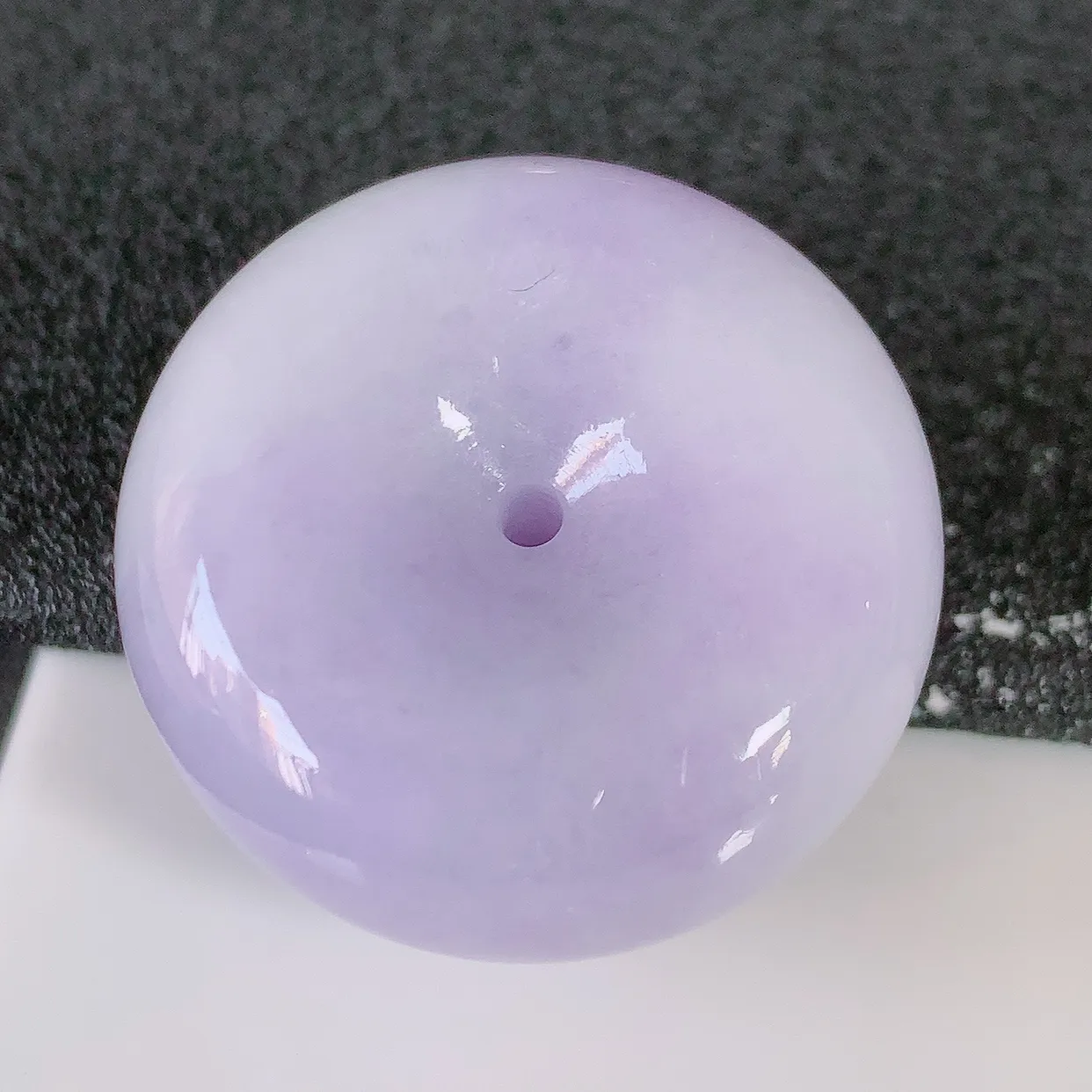 自然光实拍，冰润紫罗兰翡翠平安扣吊坠，形体饱满圆润，平安扣肥嘟嘟的，平平安安，种水很好，配戴精美！#