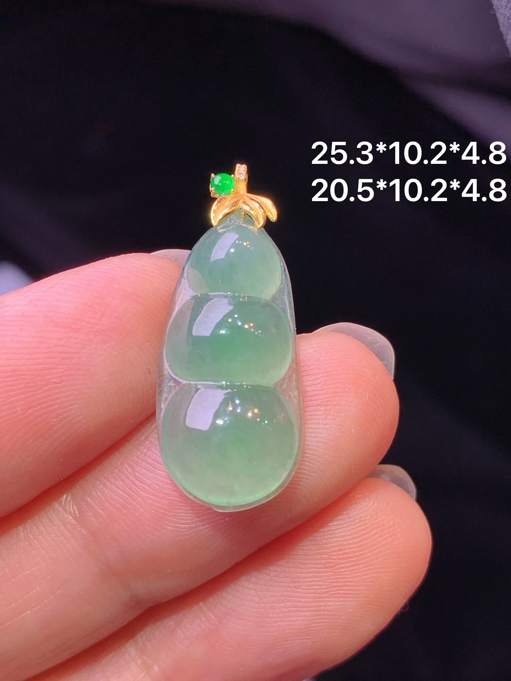 18k金镶嵌冰种四季豆吊坠 玉质细腻 色泽艳丽清新 整体尺寸25.3*10.2*4.8