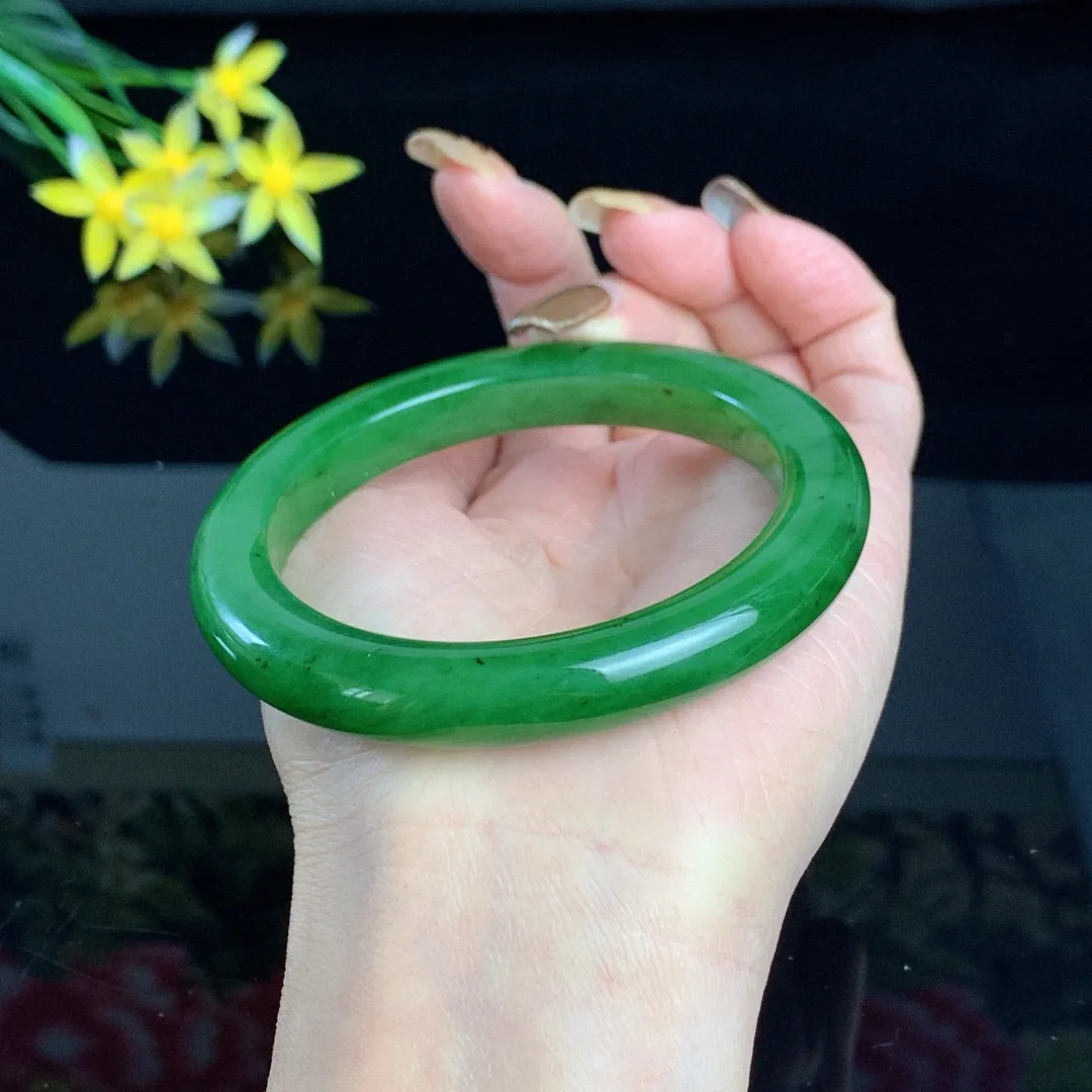 和田玉60圈口阳绿色碧玉手镯！玉质细腻油润 底色纯净 无裂无棉 脂粉好，品质高