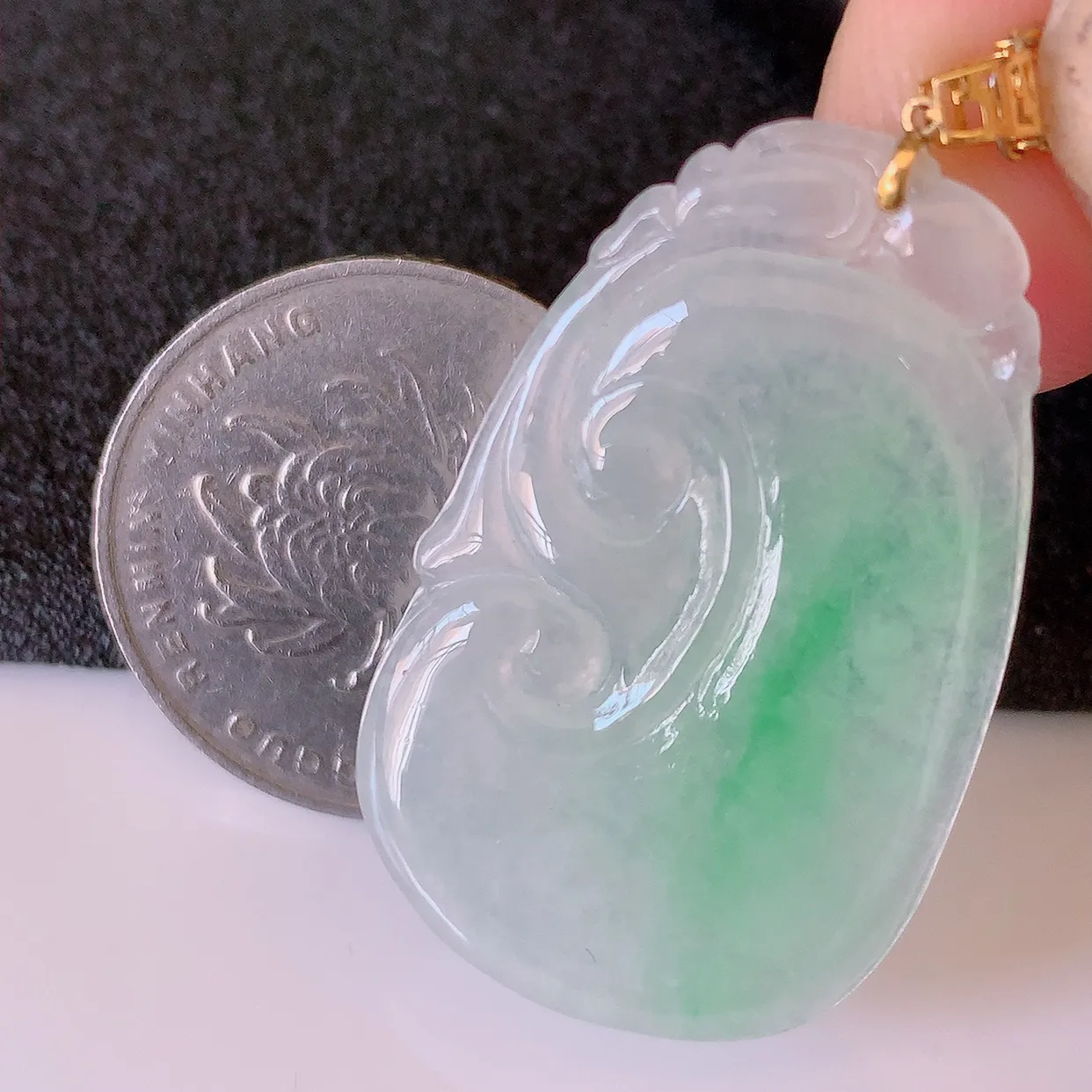 18K金镶嵌冰种飘绿翡翠如意吊坠，简单的镶嵌设计、让玉坠百搭又精致，寓意着吉祥，事事如意！#41.13整体40.8裸石36*22*3